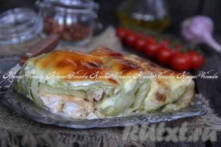 Подать их лучше в горячем виде. Благодаря сыру, голубцы с начинкой из куриной грудки, приготовленные по этому рецепту, получились очень сочными, они не требуют дополнительного соуса при подаче. 