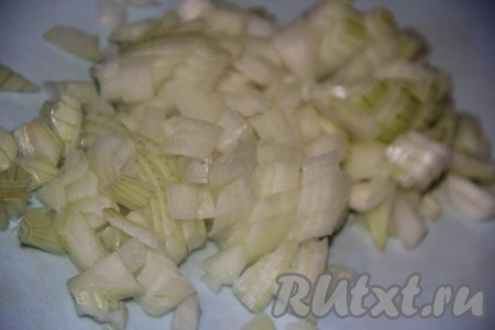 Для приготовления начинки для голубцов нужно мелко нарезать очищенную луковицу.
