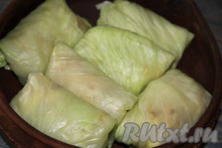 Затем выложить голубцы в форму для запекания, на дно налить немного воды. Поставить форму с голубцами в разогретую духовку и запекать при температуре 200 градусов, примерно, 20 минут.
