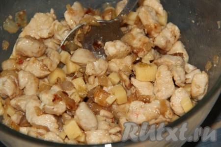 Тщательно перемешать сыр с куриным мясом и начинка для голубцов готова.
