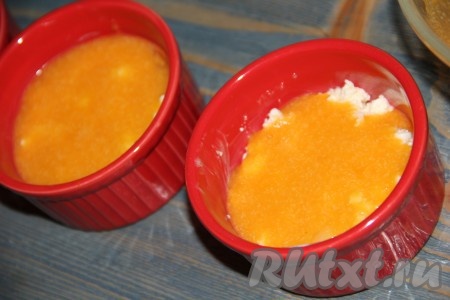 Затем выложить половину тыквенной массы.
