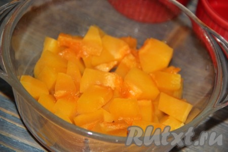 Поставить тыкву в микроволновку и готовить при максимальной мощности, примерно, 7 минут. Тыква станет мягкой.
