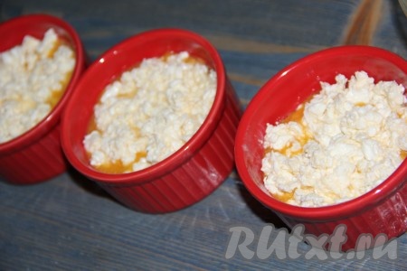 Затем выложить оставшуюся творожную массу.
