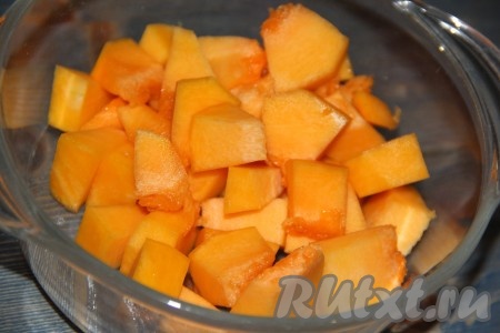 Мякоть тыквы нарезать на кубики среднего размера и выложить в стеклянную посуду.