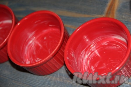 Творожно-тыквенную запеканку можно готовить в одной форме или, как я, использовать 3 порционные формочки. Формочки для запекания смазать сливочным маслом.
