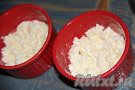 На дно формочек выложить половину творожной массы.
