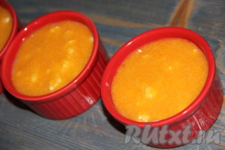 Поверх творожной массы вылить оставшуюся тыквенную массу. Утрамбовывать и перемешивать не нужно.
