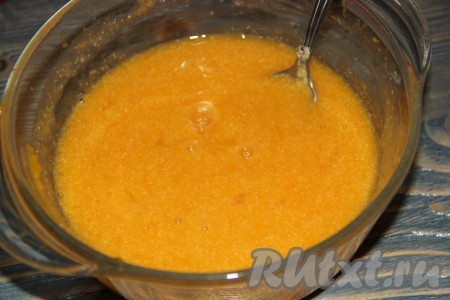 Тщательно перемешать тыквенную массу. Она получится не густой, льющейся.
