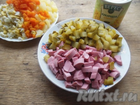 Соленые огурцы и вареную колбасу тоже нарежьте кубиками.
