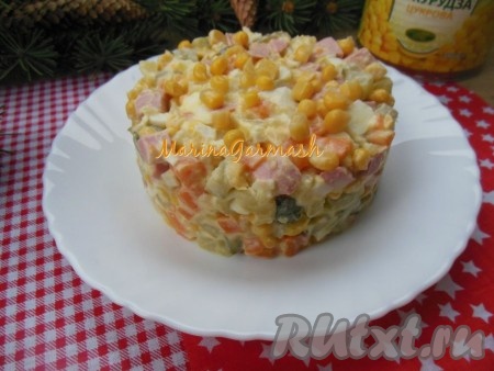 "Оливье" с кукурузой готовится очень просто и быстро, овощи можно сварить вечером, ну а утром лишь быстро нарезать. Оформление может быть любым на ваше усмотрение. Приготовьте такой салат, думаю, вам и вашим близким он очень понравится!