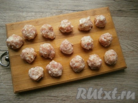 Влажными руками из получившегося фарша сформировать небольшие шарики - фрикадельки.
