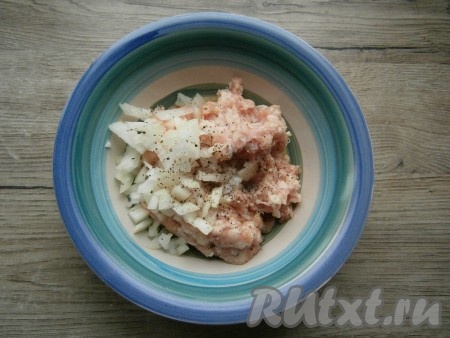 Для приготовления фрикаделек к фаршу добавить очищенный, мелко нарезанный лук, соль и молотый чёрный перец, хорошенько перемешать.
