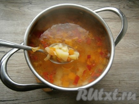 Когда картошка сварится (станет мягкой), выложить в кастрюлю обжаренные овощи.
