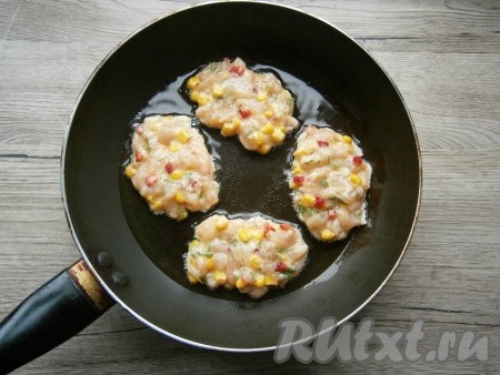Сковороду разогреть с растительным маслом. Выкладывать куриный фарш ложкой в виде небольших котлеток-оладий. Жарить их на среднем огне до румяности.
