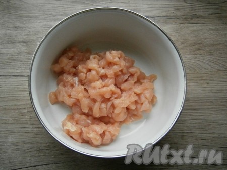 Куриное филе нарезать маленькими кусочками.