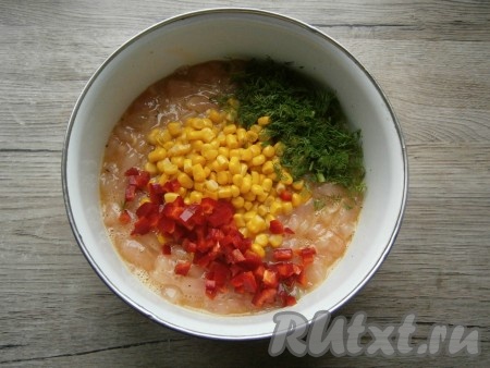 Тщательно перемешать куриное мясо, добавить измельченный укроп, кукурузу (без жидкости) и болгарский перец, предварительно очищенный от семян и нарезанный маленькими кубиками.
