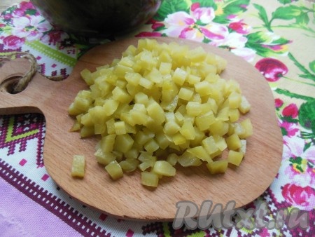 Нарежьте огурчики небольшими кубиками.

