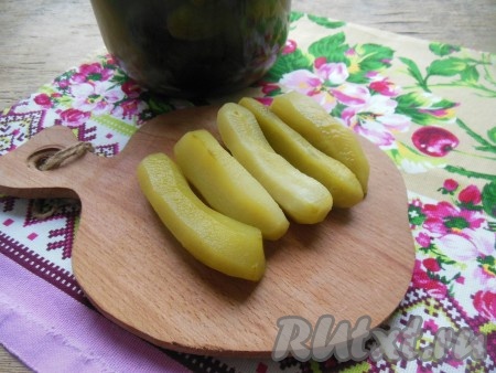 Солёные огурцы я дополнительно очищаю от кожуры, так салат "Оливье" будет более нежным.
