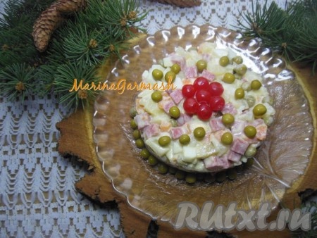 Рецепт салата "Оливье" с копченой колбасой достаточно простой, поэтому этот салатик можно готовить как в будни, так и в праздники. Копченая колбаса очень удачно подходит для этого блюда, делает его вкус ярким и насыщенным. Попробуйте приготовить, порадуйте родных и близких!