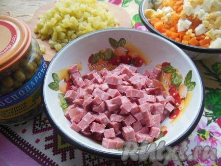 Копченую колбасу также нарежьте небольшими кубиками.
