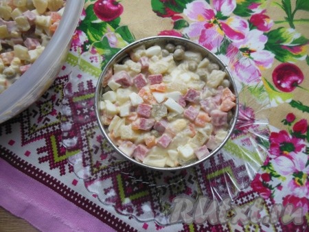 Подавать его можно сразу, при желании, "Оливье" можно красиво оформить с помощью специального сервировочного кольца для салатов.
