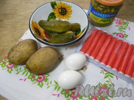 Подготовим продукты для приготовления "Оливье" с крабовыми палочками.
