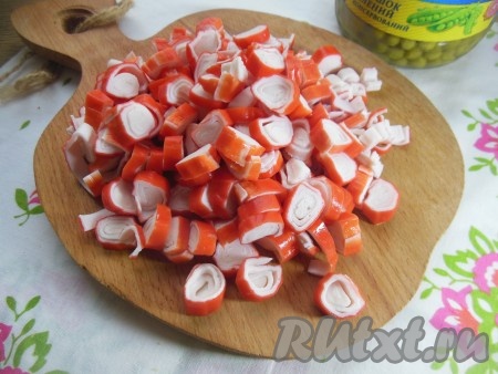 Крабовые палочки нарежьте на небольшие кусочки.
