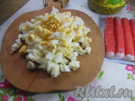 Вареные куриные яйца тоже нарежьте кубиками.

