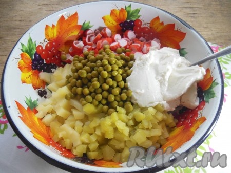 Заправьте салат майонезом, я использую домашний майонез на молоке без яиц. По желанию, можете добавить в салат соль, я не добавляю, так как соли достаточно в майонезе и бочковых огурцах.