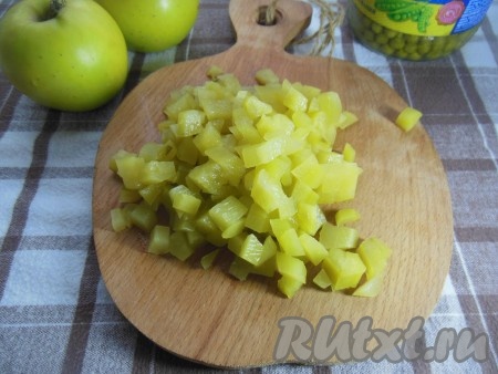 Нарежьте огурчики небольшими кубиками.