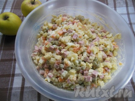 Перемешайте, можно посолить по вкусу (я не солю этот салат, так как мне достаточно соли, которая есть в ингредиентах, входящих в состав "Оливье").
