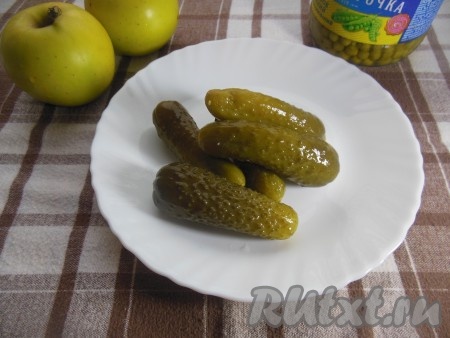 Для того чтобы салат получился более нежным, очистите огурцы от кожицы.
