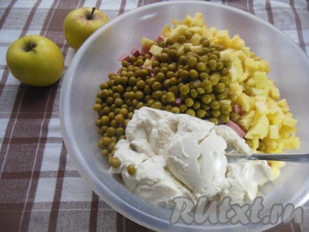 Заправьте салат "Оливье", приготовленный с колбасой и яблоком, майонезом (я заправляю домашним майонезом, приготовленным на молоке без добавления яиц).