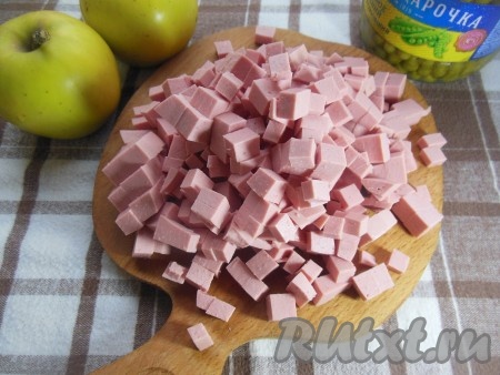 Вареную колбасу нарежьте кубиками. Кстати, колбасу можно заменить в этом салате на курицу.
