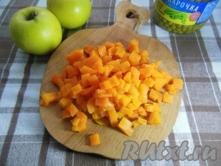 Морковь тоже нарежьте небольшими кубиками.
