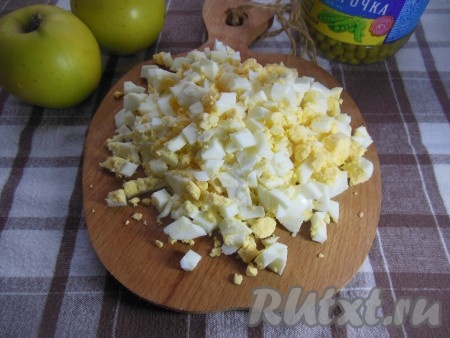 Очищенные яйца тоже нарежьте на небольшие кубики.
