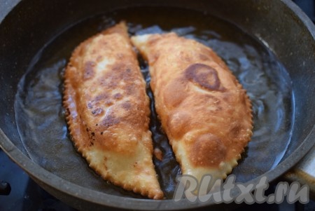 Когда тесто начнёт пузыриться и раздуваться, переворачиваем халюжи и жарим их с другой стороны до румяности.
