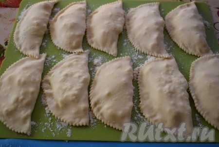 Сформированные халюжи выкладываем на доску, присыпанную мукой.