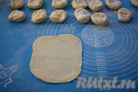 Рабочую поверхность, на которой будем раскатывать тесто, присыпаем мукой. Берём кусочек теста и раскатываем его в тонкий круг диаметром 17-18 см (сильно края круга можно не выравнивать, так как мы в дальнейшем будем обрезать края халюжа при помощи катка для чебуреков).
