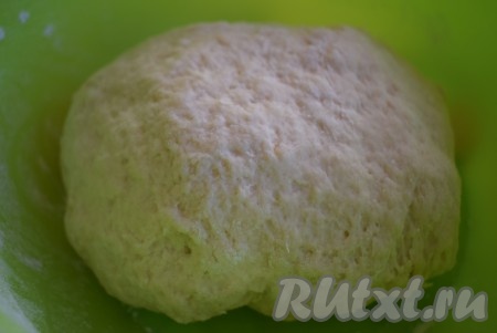 Начинаем замешивать тесто, сначала вилкой или ложкой, чтобы не обжечь руки, а потом продолжаем замес руками. Вымешиваем тесто, оно должно получиться рыхлым, не липнущим к рукам. Оставляем тесто, накрыв полотенцем, на 20 минут отдохнуть при комнатной температуре.