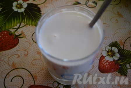 В стакан объёмом 250 мл наливаем сливки, добавляем горячую воду (температура воды 85 градусов), заполняя стакан до самого верха.