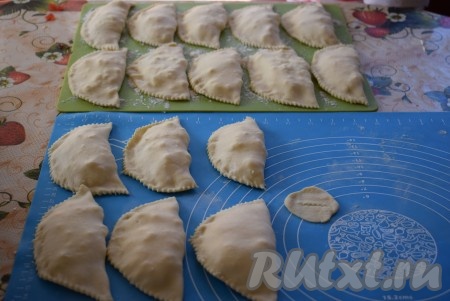 Халюжи с адыгейским сыром можно сразу жарить на сковороде или заморозить впрок (для замораживания нужно отправить халюжи, выложенные на досочку, в морозилку, а после замерзания халюжей переложить их в целлофановые пакеты или в пакеты для заморозки, закрыть и снова отправить в морозильную камеру). Если вы планируете жарить замороженные халюжи, то их нужно заранее достать из морозилки, дать им немного оттаять при комнатной температуре, а затем приступать к жарке.
