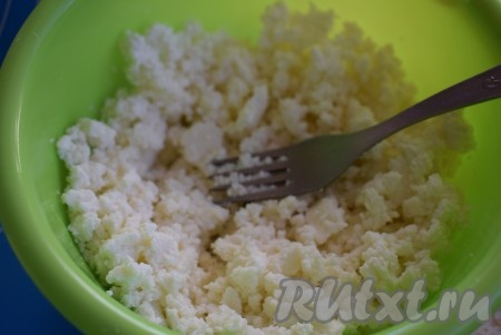 Пока тесто отлеживается, займемся начинкой для халюжей. Для этого разомнем адыгейский сыр вилкой или натрем на крупной терке. Если сыр не соленый, то можно подсолить его по вкусу.