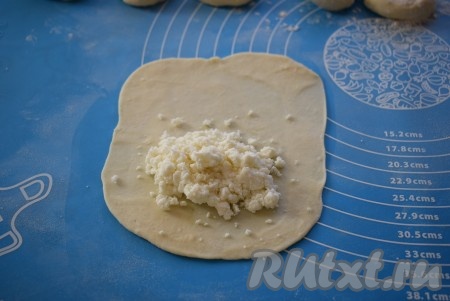 На одну половину раскатанного теста выкладываем чуть больше столовой ложки адыгейского сыра (начинки должно быть достаточно много, так как сыр будет в процессе жарки плавиться, уменьшаясь в размерах).
