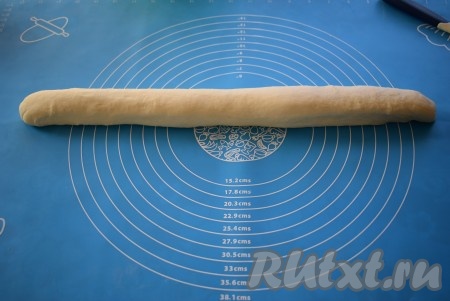 Отлежавшееся тесто вымешиваем и скатываем из него жгутик.