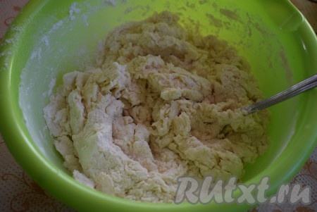 Выливаем смесь сливок и воды в мучную смесь.
