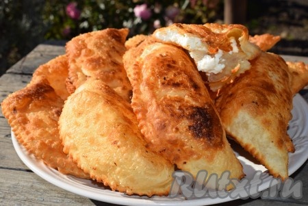 Готовые халюжи перекладываем со сковороды на бумажные полотенца, чтобы удалить лишнее масло. Таким образом жарим все халюжи.
