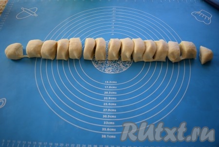 Жгутик делим на 14 частей. В дальнейшем из обрезков теста у нас получится еще 2-3 халюжа, поэтому выход по данному рецепту 16-17 штук. Каждую часть теста обмакиваем в муку с двух сторон.
