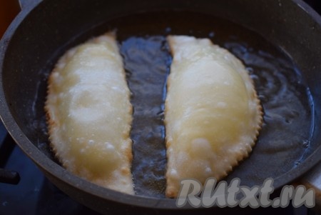 На сковороде разогреть достаточно большое количество растительного масла, выложить 2-3 халюжа и жарить с одной стороны до румяности. Готовить нужно на среднем огне, чтобы халюжи полностью приготовились внутри и не сгорели снаружи. В процессе жарки, для того чтобы халюжи получились пышными, пузырчатыми, их нужно поливать разогретым маслом, в котором они жарятся. 