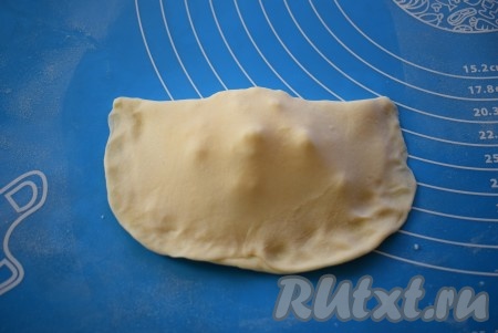 Начинку накрываем второй половиной теста, хорошо скрепляя пальцами края.
